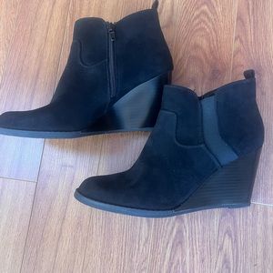 R2 black suede wedge zip booties new 8.5